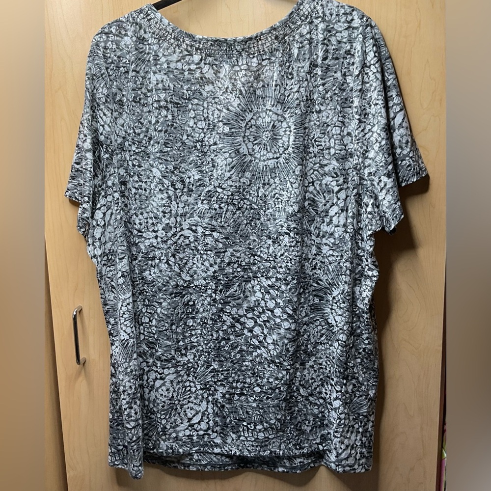 🇺🇸 CJ Banks Monochrome (Black/Gray/White) Patterned Short Sleeved Blouse, SZ. 3X - Picture 2 of 6